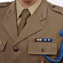 Wojskowa kurtka z odznaczeniami i niebieskim sznurem. Idealne zdjęcie do tapety wojsko.