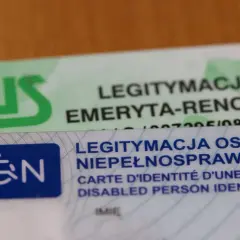 Legitymacja osoby niepełnosprawnej i legitymacja emeryta-rencisty ZUS.