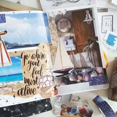 Inspirujący **kolaż** podróżniczy: jachty, plaża, lornetka, mapa, muszle i cytat "Go where you feel most alive".