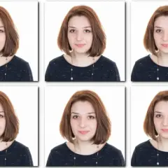 Sześć identycznych zdjęć do wizy młodej kobiety z rudymi włosami i naszyjnikiem.