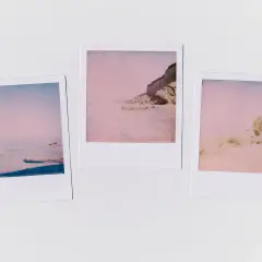Trzy zdjęcia w stylu wywoływanie zdjęć jak z instaxa: plaża, klif i kamienie.