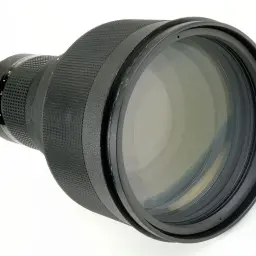 Profesjonalny obiektyw 300mm, idealny do fotografii przyrodniczej i sportowej, zapewniający imponujące przybliżenie.