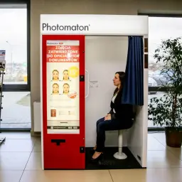 Gdzie zrobić zdjęcie do dowodu? W budce Photomaton zrobisz zatwierdzone zdjęcia do dokumentów.