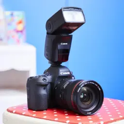 Profesjonalna lampa błyskowa Canon Speedlite na aparacie Canon EOS 5D Mark IV z obiektywem 24-70mm. Idealna do sesji zdjęciowych, jaka lampa błyskowa do Canona?