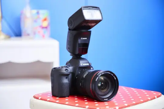 Profesjonalna lampa błyskowa Canon Speedlite na aparacie Canon EOS 5D Mark IV z obiektywem 24-70mm. Idealna do sesji zdjęciowych, jaka lampa błyskowa do Canona?