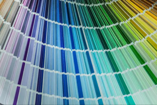 Próbnik kolorów z odcieniami od fioletu, przez błękity, turkusy, zielenie, aż po żółcie. Widać tu przejścia między barwami, jak w palecie RGB a CMYK.
