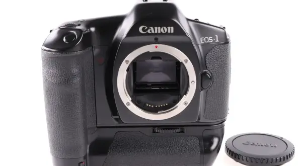 Czarny Canon EOS-1, klasyk wśród aparatów analogowych, gotowy do uchwycenia niezapomnianych chwil.