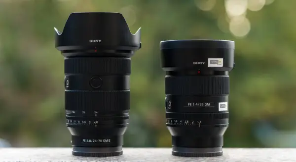 Dwa obiektywy Sony: zmiennoogniskowy to zoom FE 2.8/24-70 GM II, a obok stałoogniskowy FE 1.4/35 GM.