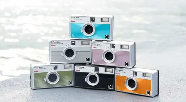 Jak działa aparat jednorazowy? Odkryj magię analogowej fotografii