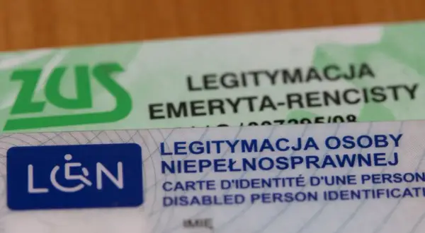 Legitymacja osoby niepełnosprawnej i legitymacja emeryta-rencisty ZUS.