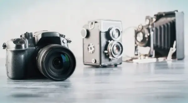 Od nowoczesnego aparatu po zabytkowe modele – historia pokazuje, kiedy wynaleziono aparat fotograficzny, odzwierciedlając ewolucję technologii.