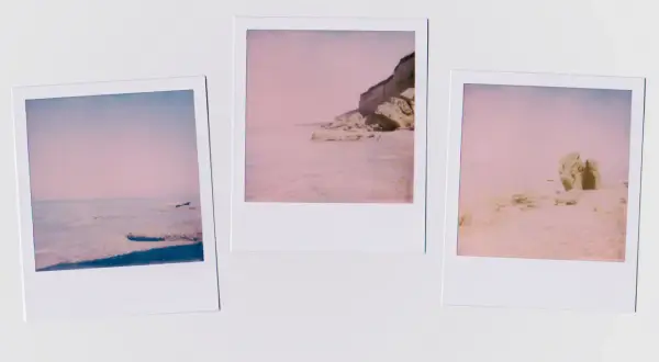 Trzy zdjęcia w stylu wywoływanie zdjęć jak z instaxa: plaża, klif i kamienie.