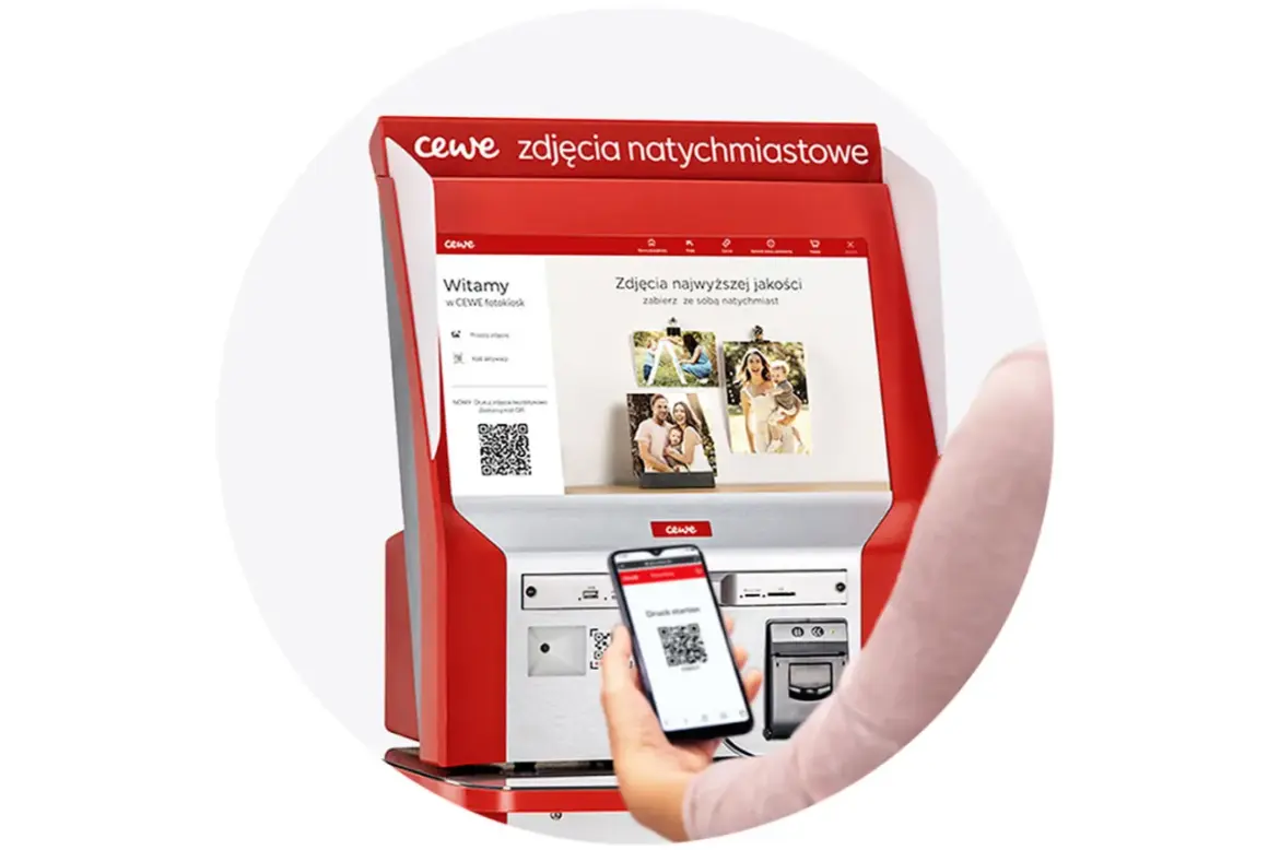 Jak wywołać zdjęcia w Rossmannie? Użyj fotokiosku CEWE, zeskanuj kod QR z telefonu i odbierz zdjęcia od razu.