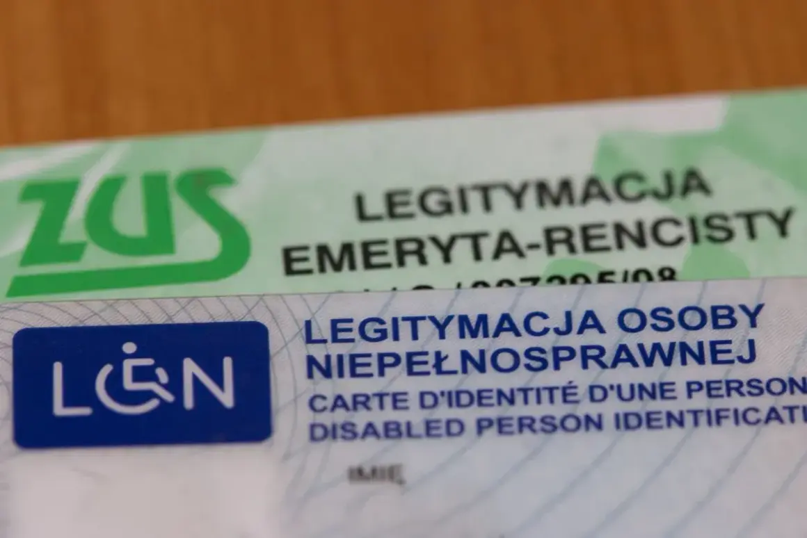Legitymacja osoby niepełnosprawnej i legitymacja emeryta-rencisty ZUS.
