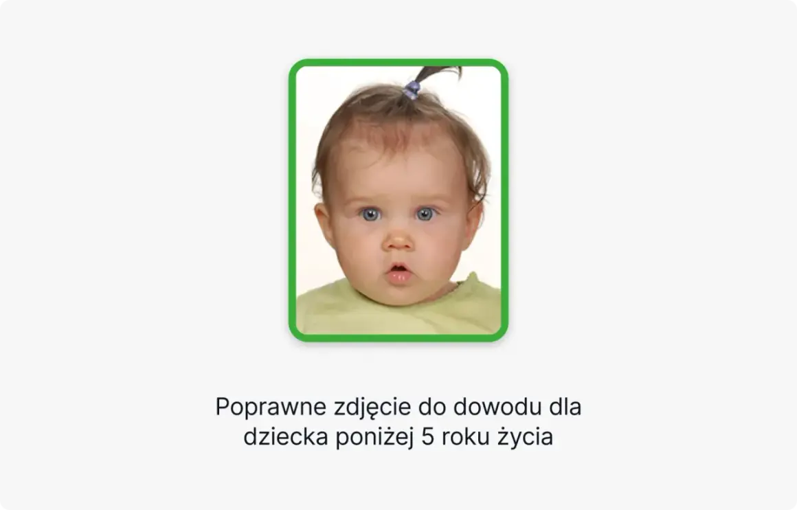 Urocze zdjęcie niemowlaka do dowodu, z niebieskimi oczami i kucykiem. Idealne dla malucha poniżej 5 roku życia.