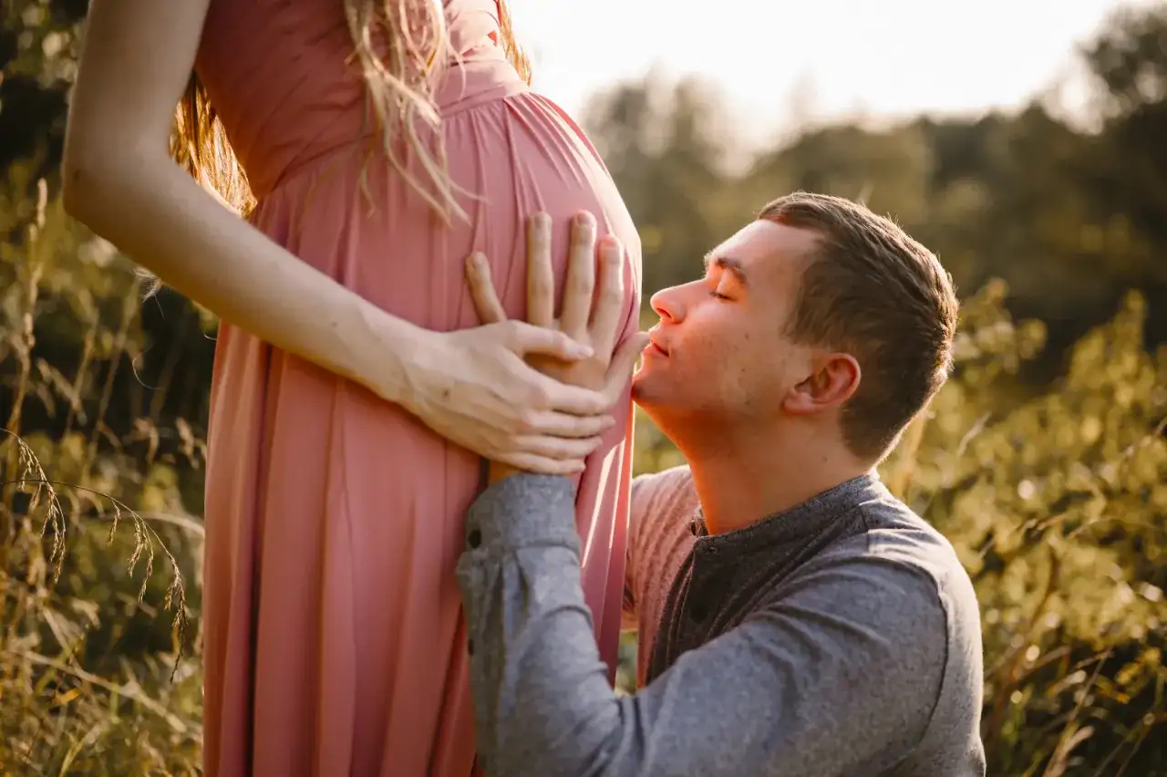Sesja ciążowa z mężem - jak zaplanować naturalne zdjęcia