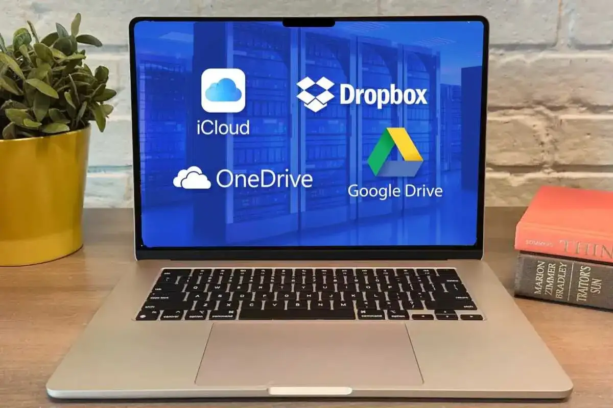 Laptop wyświetla ikony iCloud, OneDrive, Dropbox i Google Drive, symbolizujące różne opcje przechowywania zdjęć w chmurze.
