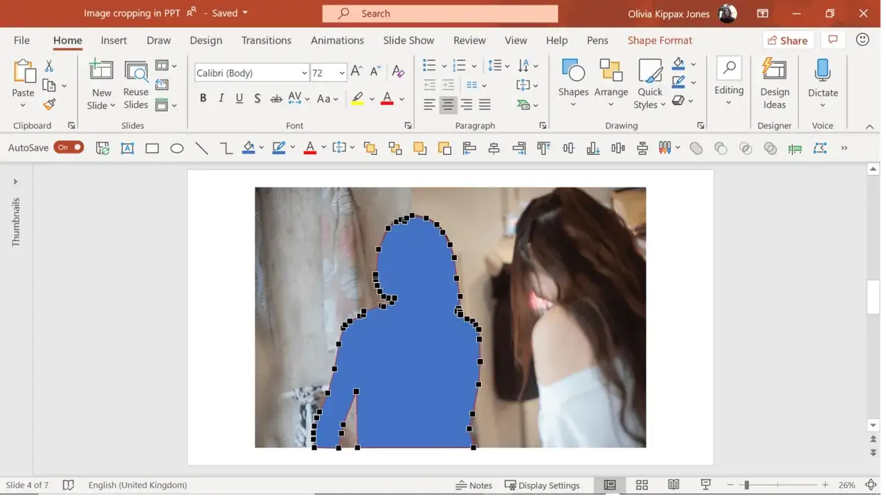 Niestandardowe przycinanie zdjęć w programie PowerPoint: zaznaczony niebieski kształt sylwetki na tle kobiety.
