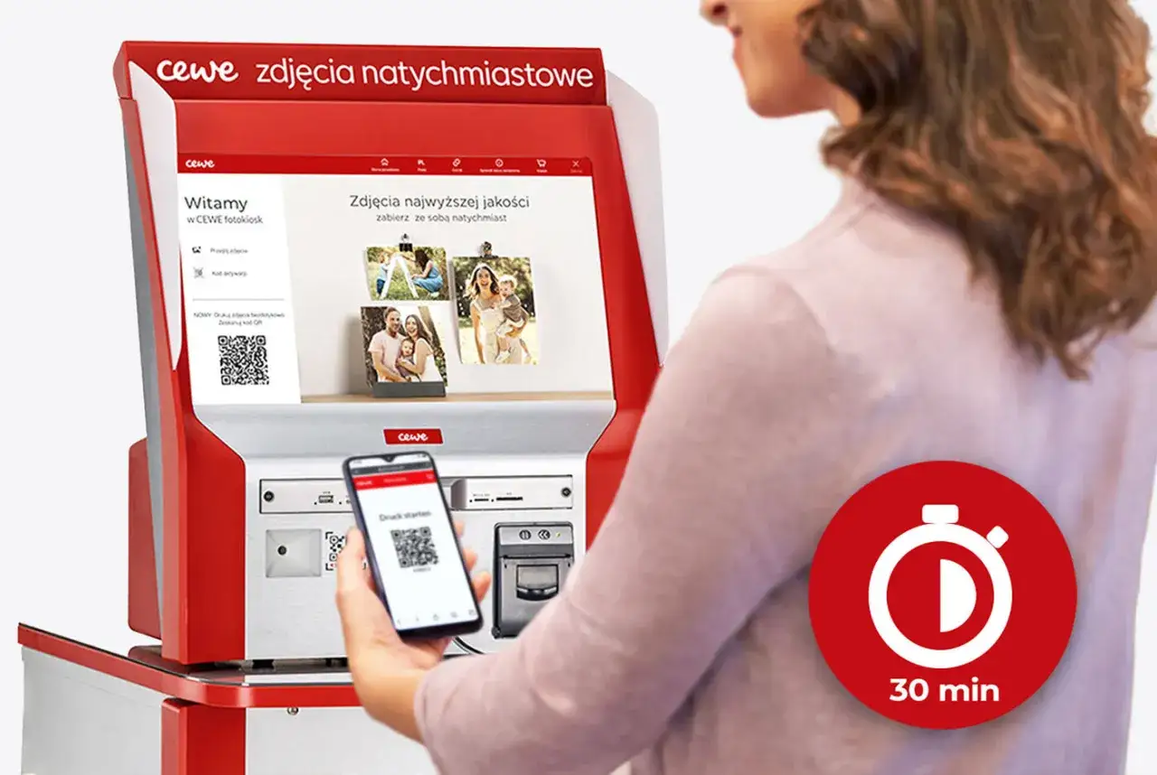 Szybkie wywoływanie zdjęć w Rossmannie? Użyj fotokiosku CEWE, zeskanuj kod QR z telefonu i odbierz odbitki w 30 minut.