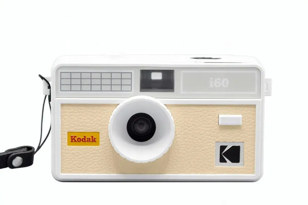 Biały aparat Kodak i60 z beżowym panelem imitującym skórę, idealny do tworzenia stylowych zdjec analogowych.