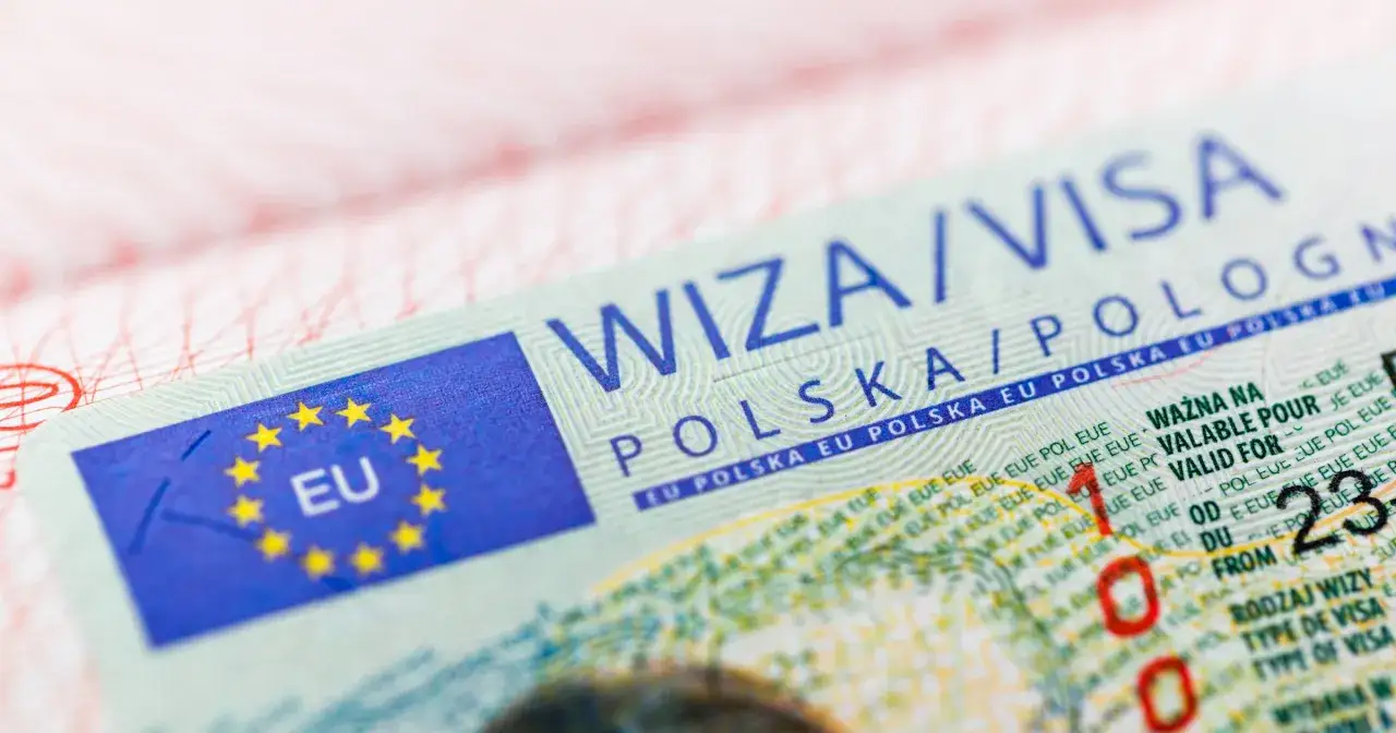 Fragment polskiej wizy z flagą UE. To zdjęcie do wizy, które otwiera drzwi do podróży po Europie.