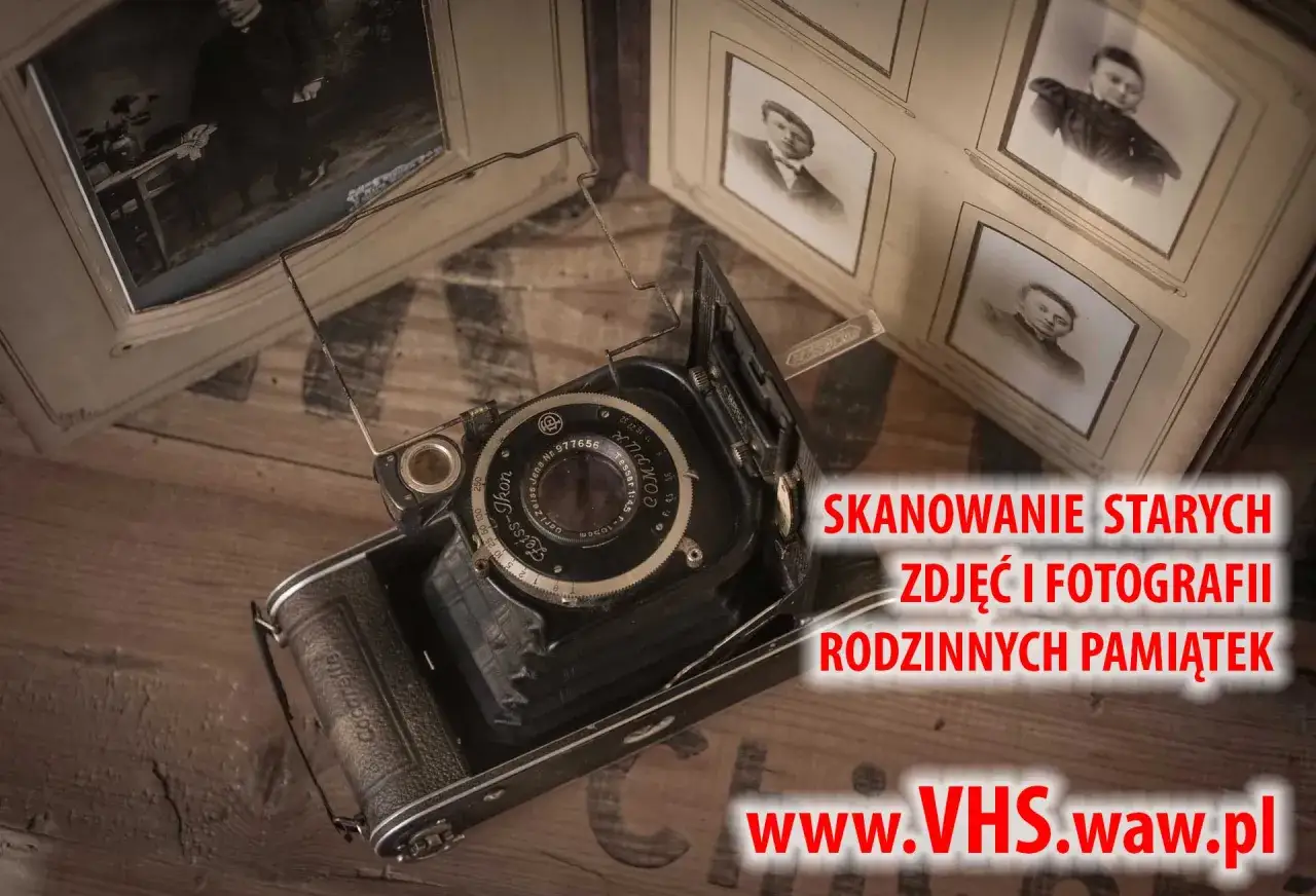 Antyczna kamera i album ze starymi zdjęciami. Usługa digitalizacja zdjęć i fotografii rodzinnych pamiątek.