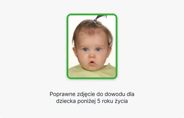 Urocze zdjęcie niemowlaka do dowodu, z niebieskimi oczami i kucykiem. Idealne dla malucha poniżej 5 roku życia.